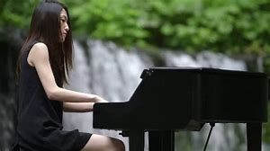 「鍵盤の上で全部バンドをやる」ピアノを武器に戦う、日食なつこの魅力