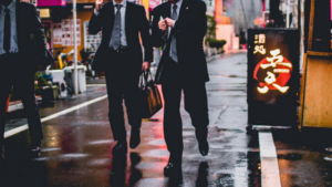 スマホで簡単!接待カラオケ(上司・取引先)で盛り上がる曲を相手にあわせて探す3つの方法